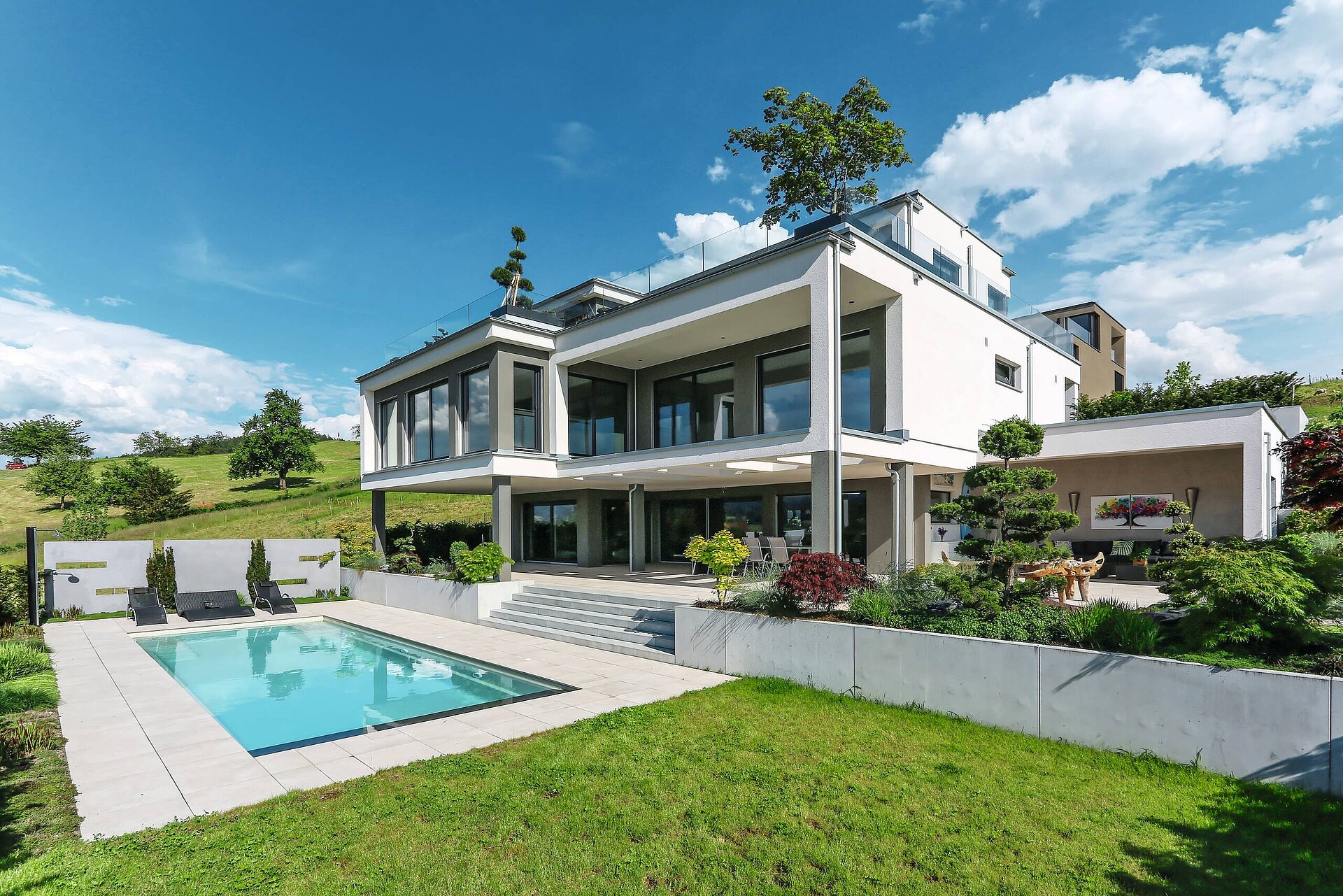 Modern flat-roofed house with pool