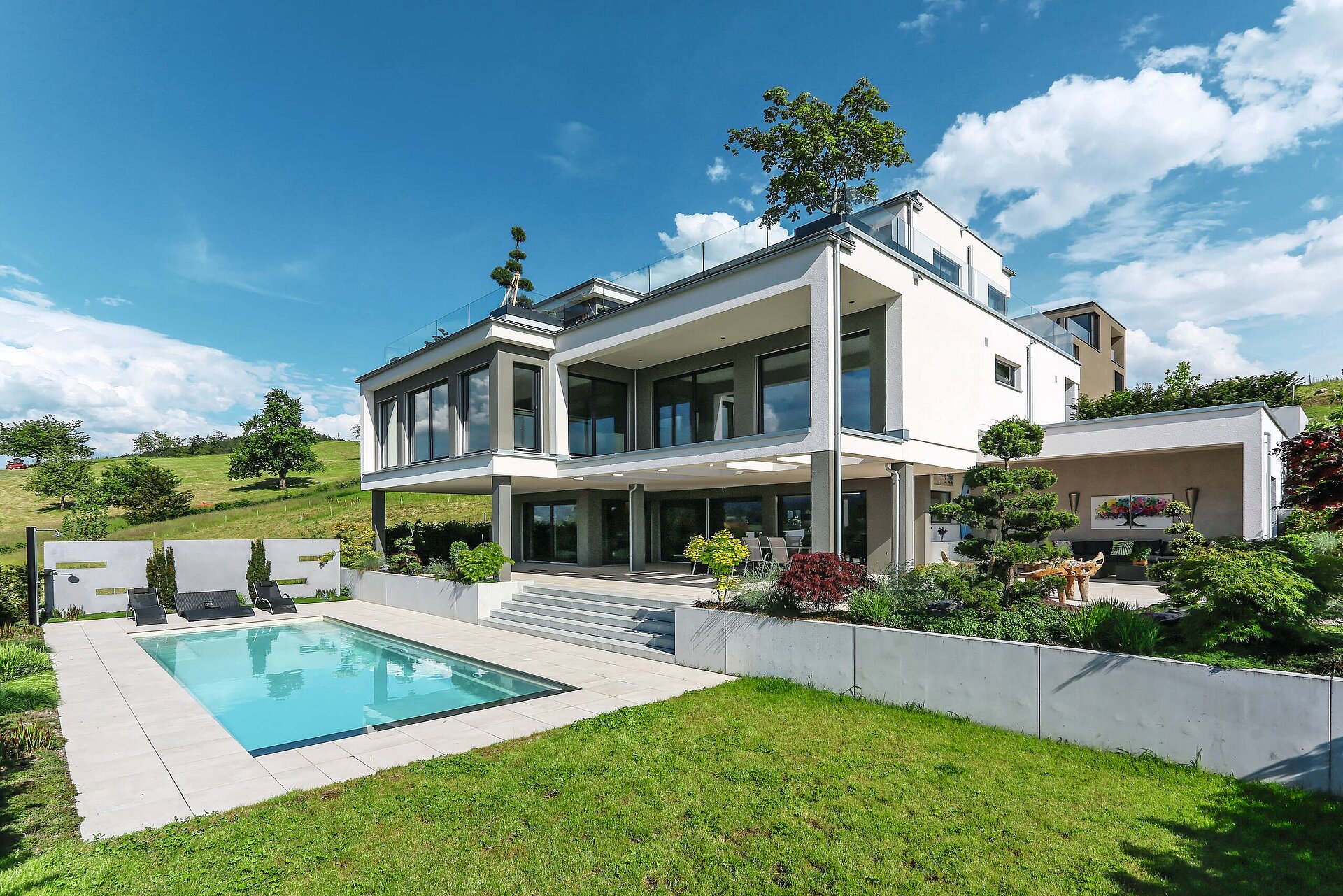 Modern flat-roofed house with pool