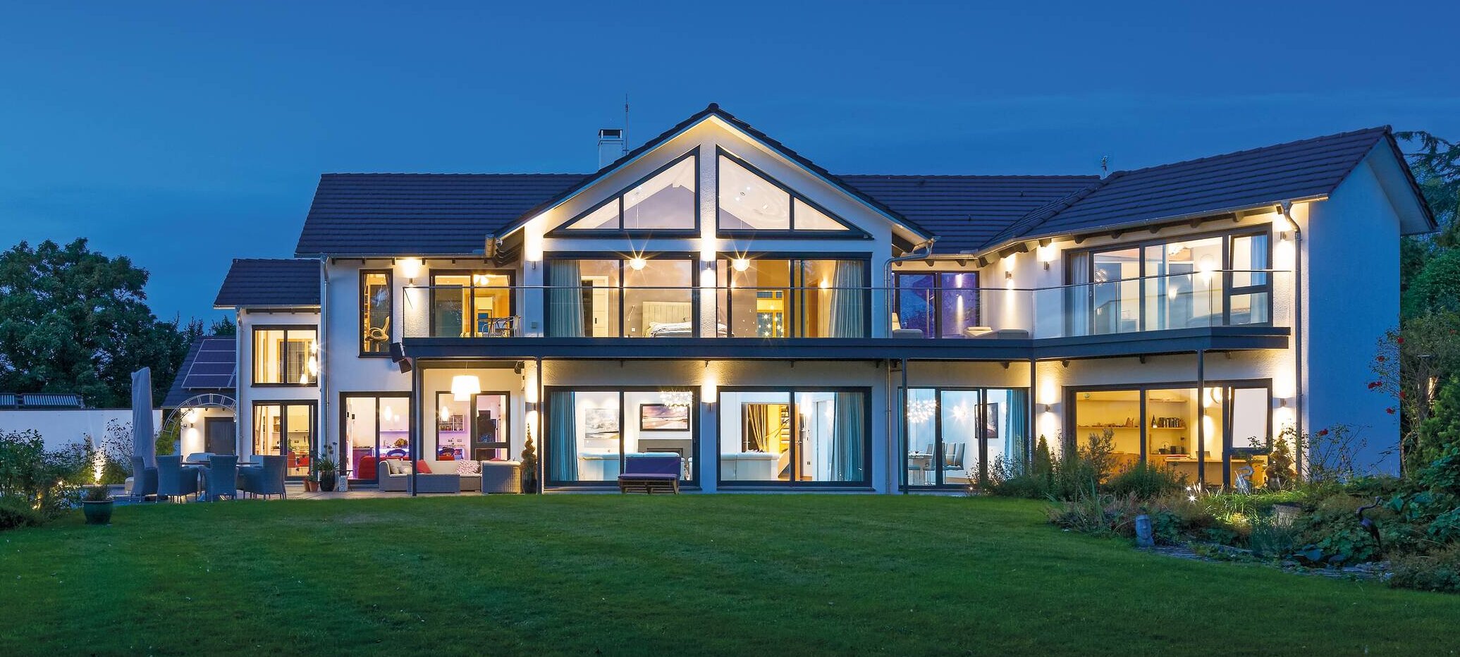 Haus abgewinkelt mit Satteldach