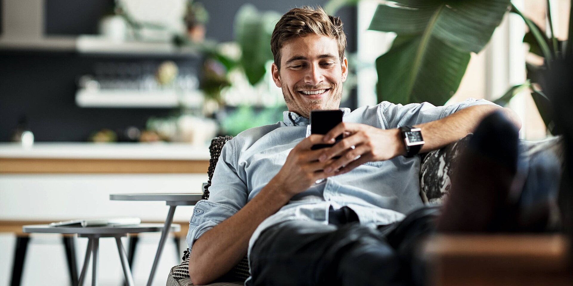 Mann mit Smartphone