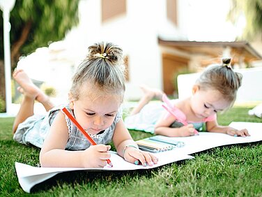 Kinder malen im Garten