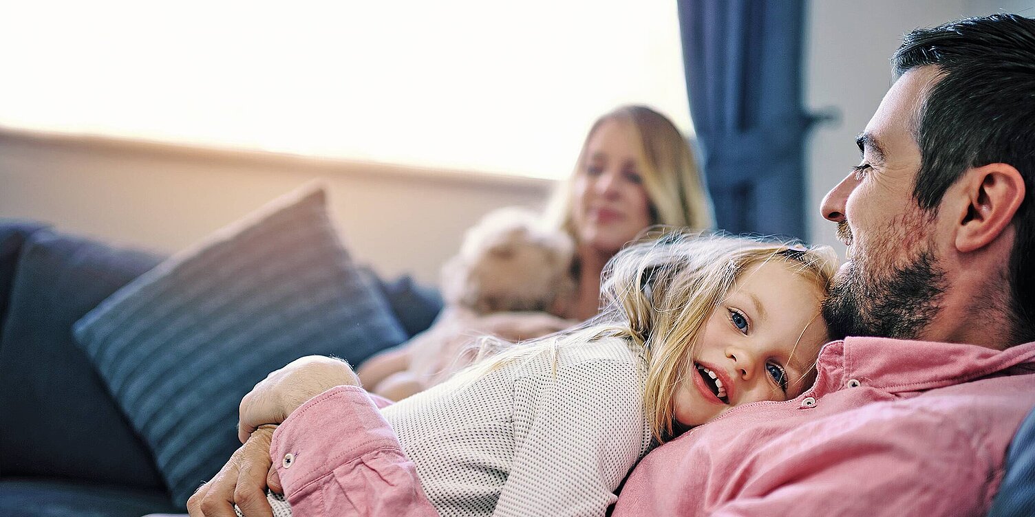 Familie auf der Couch, Vater, Mutter mit Kinder,