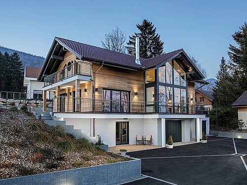 Haus mit Holzverschalung, Satteldach